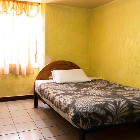 Hostal Carlos Luis Quito Buitenkant foto